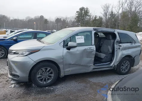 2021 Toyota Sienna Le z USA, uszkodzony, nr VIN 5TDKRKEC6MS065788